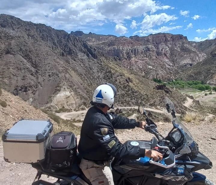 Los viajeros que usan NA helmets