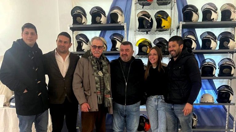 Simonetti es el mayor coleccionista de NA helmets